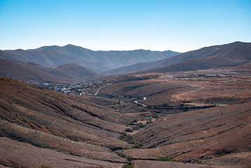 Widok wulkanów i księżyc, marsjański teren, Fuerteventura © Tomasz