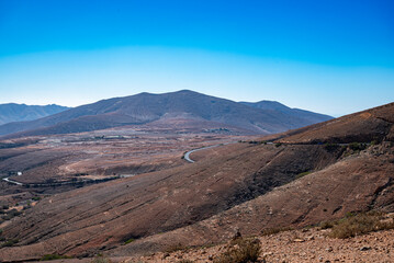 Widok wulkanów i księżyc, marsjański teren, Fuerteventura © Tomasz