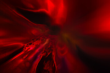 ビビッドな赤色のイルミネーション光線が迫ってくる拡散する黒背景（レタッチ＆色彩加工素材）