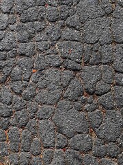 Crepe sul manto di asfalto di una strada diventano geometrie.