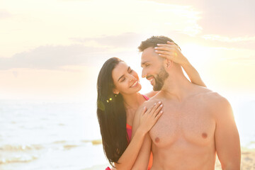 Fototapeta premium Happy young couple on beach on sunny day
