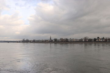 Naklejka premium Blick über den Rhein zum Bonner Stadtteil Beuel