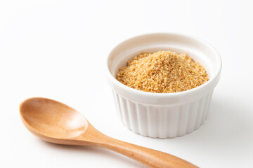 ココットに盛られた甜菜糖とスプーン