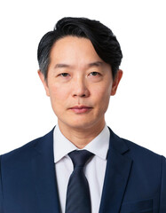 ダークスーツを着た中高年男性の証明写真。白背景に上半身