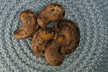 It consists of delicious nuts such as hazelnuts, peanuts and walnuts.