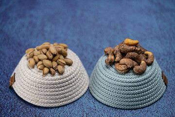 It consists of delicious nuts such as hazelnuts, peanuts and walnuts.