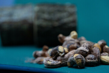 It consists of delicious nuts such as hazelnuts, peanuts and walnuts.