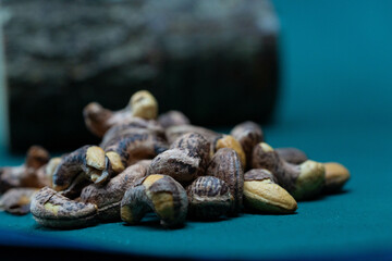 It consists of delicious nuts such as hazelnuts, peanuts and walnuts.