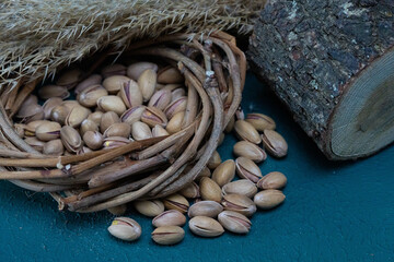 It consists of delicious nuts such as hazelnuts, peanuts and walnuts.