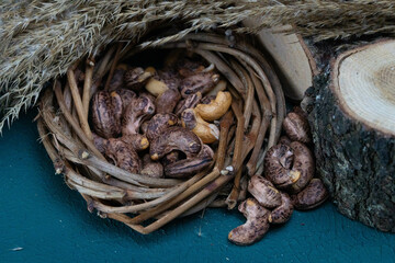 It consists of delicious nuts such as hazelnuts, peanuts and walnuts.