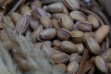 It consists of delicious nuts such as hazelnuts, peanuts and walnuts.