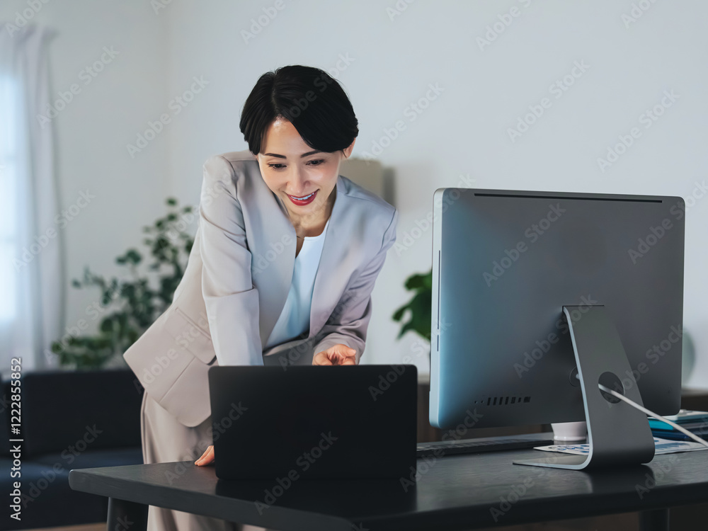Aufkleber 女性、オフィス、キャリアウーマン、ビジネスウーマン、笑顔、ノートパソコン、PC、デスクトップ、デスクワーク、ミドルエイジ、キャリア、夜、暗い、DX、デジタルトランスフォーメーション、仕事、職場、チェック、元気、忙しい、データ、働く、作業、営業、スーツ、ビジネス、オフィスシーン、ビジネスシーン、室内、インテリア、デスク、編集者、出版、校正、ジャーナリスト、記者、ライター、記事、ニュース、嬉しい、喜ぶ
