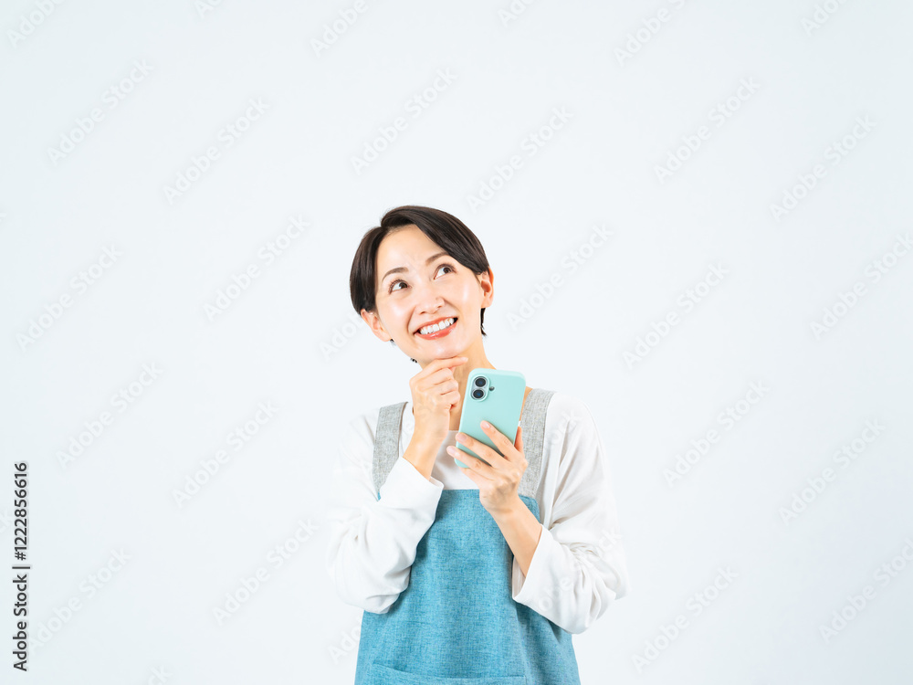 Aufkleber スマホ、女性、アプリ、笑顔、考える、キャンペーン、セール、クーポン、ポイント、お得、予約、ミドルエイジ、中高年、主婦、ママ、保育士、介護士、日本人、ラッキー、発見、想像、発想、アイデア、コピースペース、広告、スマートフォン、オンライン、web、インターネット、検索、SNS、期待、希望、チャンス、嬉しい、喜ぶ、悩む、迷う、選択、家事代行、時短、裏ワザ、見上げる、資格、副業、エプロン、カジュアル、携帯