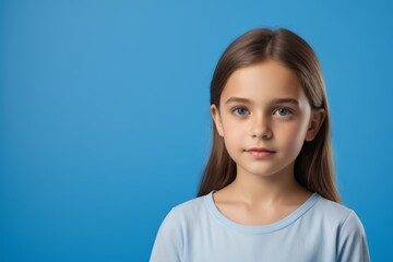 Fototapeta premium arafed young girl with long hair and blue shirt looking at camera