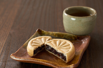 和菓子　粒あんもなか　イメージ