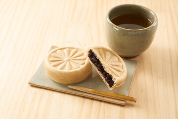 和菓子　粒あんもなか　イメージ