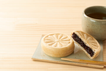 和菓子　粒あんもなか　イメージ