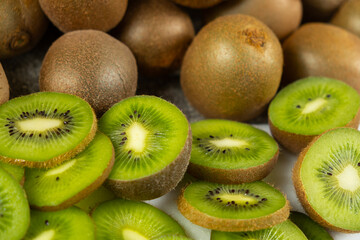 Fototapeta premium Fresh kiwi fruit, many whole and sliced kiwi