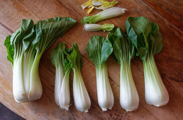 Zdekonstruowana kapusta bok choi (pak choi) - podzielona na liście