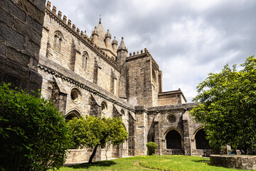 Obraz premium Massive Roman catholic church or Cathedral of Evora in Portugal known as Se de Evora