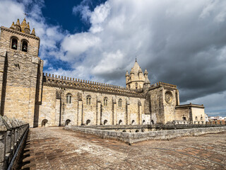 Fototapeta premium Massive Roman catholic church or Cathedral of Evora in Portugal known as Se de Evora