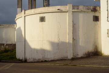 Muro de edificio de hormigón en exterior soleado