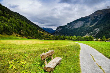 Zernez, Inntal, Inn, Fluss, Wanderweg, Landwirtschaft, Bergwiese, Holzbank, Dorf, Ofenpass, Nationalpark, Herbst, Herbstfarben, Herbstwanderung, Graubünden, Engadin, Alpen, Schweiz