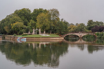 Obraz premium old bridge in the park