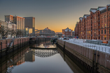 Fototapeta premium Letztes Licht in der Hamburger Speicherstadt im Winter