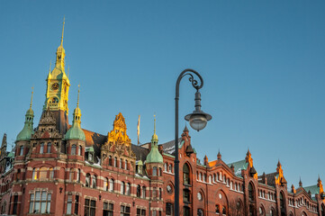 Obraz premium Letztes Licht in der Hamburger Speicherstadt im Winter mit alter, historischer Laterne im Vordergrund