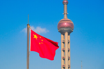 中国 上海市、東方明珠電視塔と中国国旗、五星紅旗