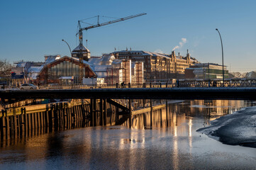 Deichtorhallen im Winter mit Baukran