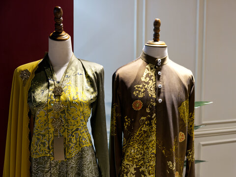 Elegant and traditional Malaysian wedding clothes