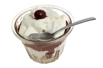 Tiramisu à la cerise fait maison servi dans un ramequin avec une cuillère en gros plan isolé sur fond blanc