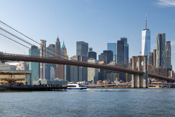Naklejka premium Iconic view of Brooklyn Bridge with Manhattan skyscrapers