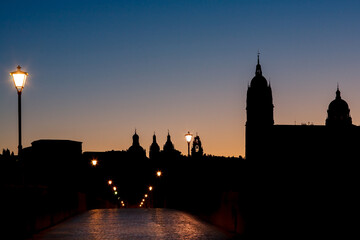Obraz premium Roman Bridge and New Cathedral Silhouette at Dawn in Salamanca, Spain