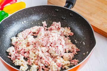 フライパンで材料をまとめる