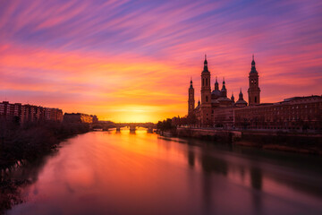 Amanecer en el Pilar Zaragoza larga exposición basílica y río Ebro