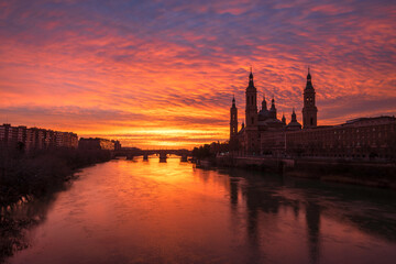 Amanecer en Basilica del Pilar con rio Ebro y puente de Piedra en Zaragoza