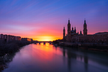 Amanecer en Zaragoza en larga exposición con río Ebro