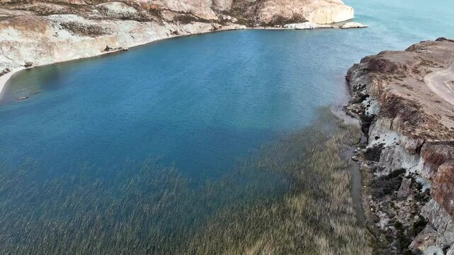Dron en Lago Posadas, Patagonia, Arco de Piedra, Chubut, Argentina