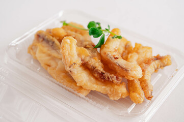 総菜のパック入り塩イカ天