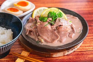 焼いた味付けネギ塩豚タン