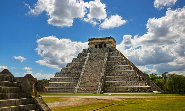 Mayan pyramid in Chichen Itz&aacute;