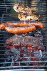 
Salchichas y carnes a la parrilla.