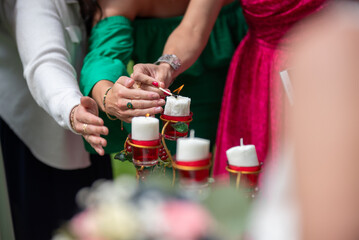 La mariée et le marié pendant la cérémonie laïque de leur mariage en été en France 