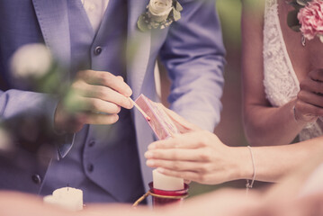 Fototapeta premium La mariée et le marié pendant la cérémonie laïque de leur mariage en été en France 