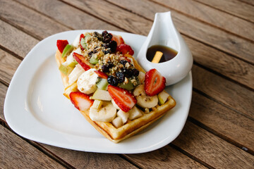 Wafles con fruta y miel de maple 