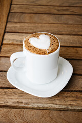 Obraz premium Taza de chocolate caliente con la espuma en forma de corazón 