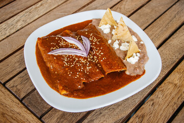 Enmoladas de pollo con frijoles refritos 